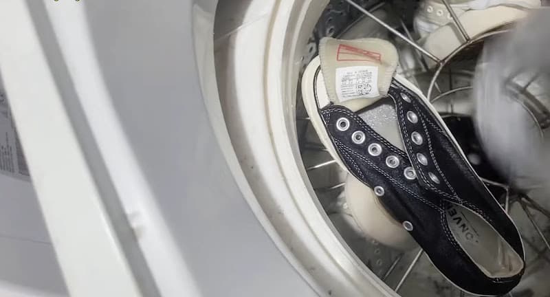 Hình ảnh Anh Giặt Giày - 2