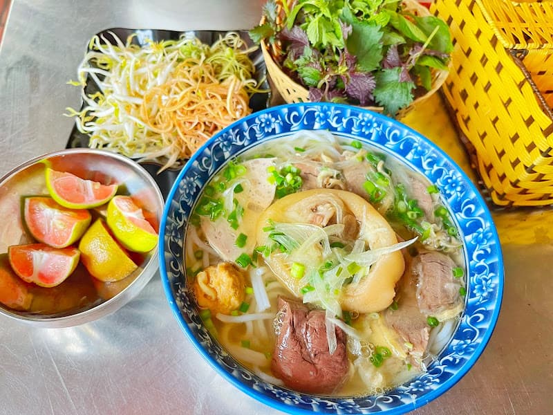 Hình ảnh Bún Bò Huế Chị Chị Em Em - 6