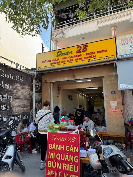 Quán 28, bánh mì xíu mại, bánh căn