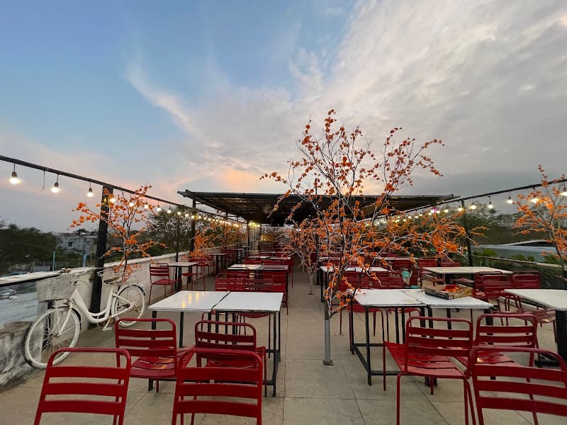 Cà phê ngắm máy bay - Pig coffee