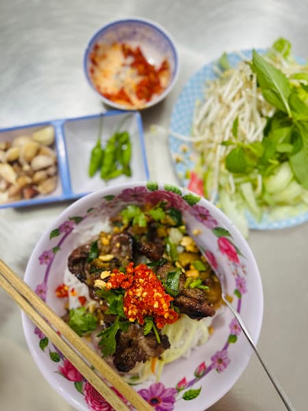 Bún thịt nướng Mai