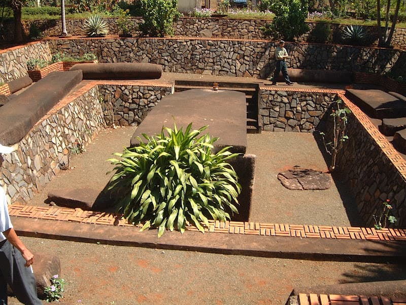 Ảnh bìa Mộ Cự Thạch