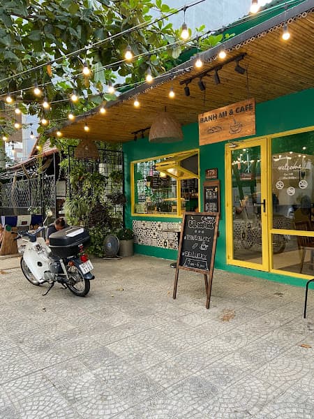 Hình ảnh Ùmm Banh Mi & Cafe - 2