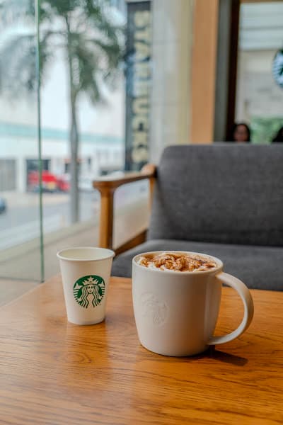 Hình ảnh Starbucks Crescent Strip - 2
