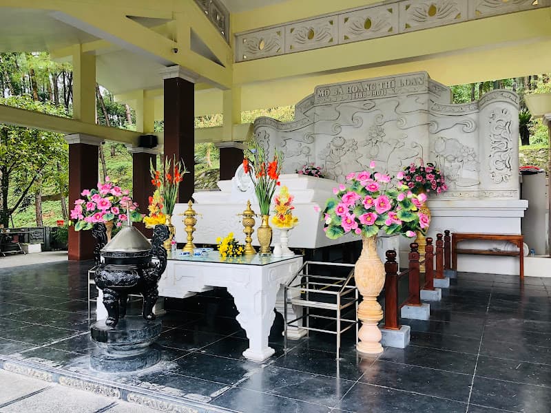 Hình ảnh Mộ Bà Hoàng Thị Loan - 2