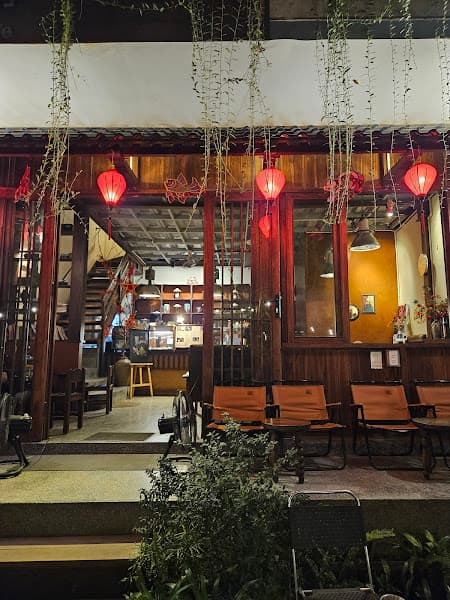 Nhà bên Hồ cafe