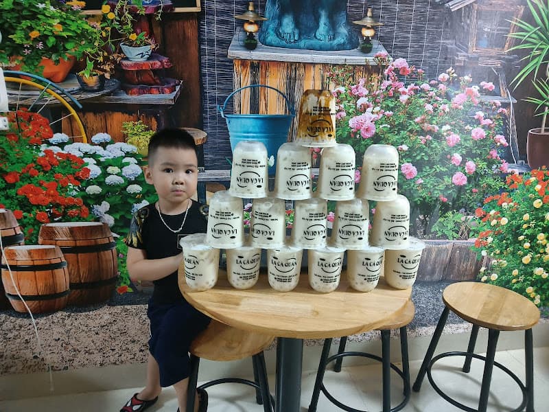 La cà quán trà sữa trà tranh mì cay đồ ăn vặt