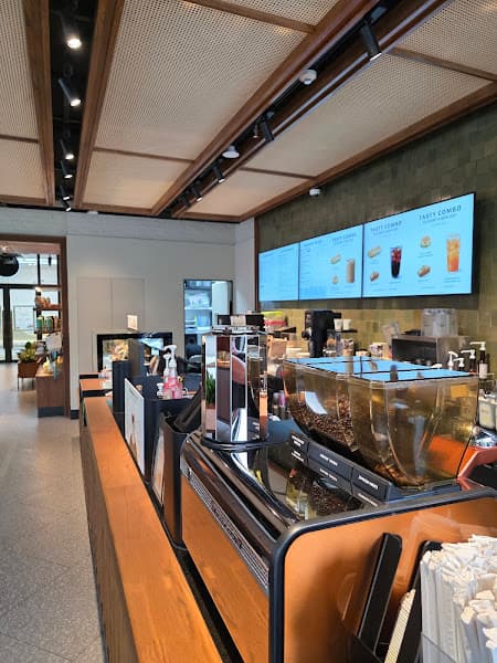 Hình ảnh Starbucks Rox Center - 2