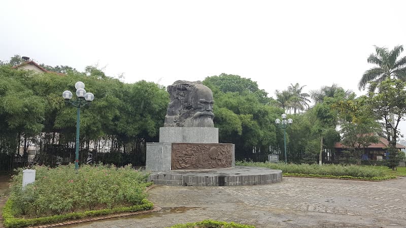 Tượng đài Phan Bội Châu