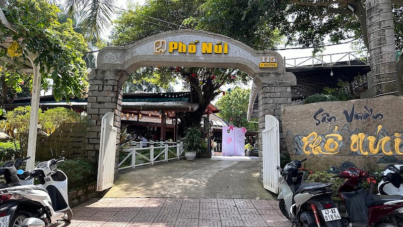 Nhà Hàng Phố Núi