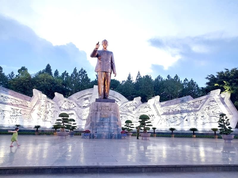 Ảnh bìa Quảng trường Đại Đoàn Kết