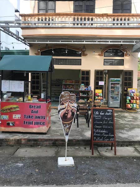 Bống mini mart and sneakers