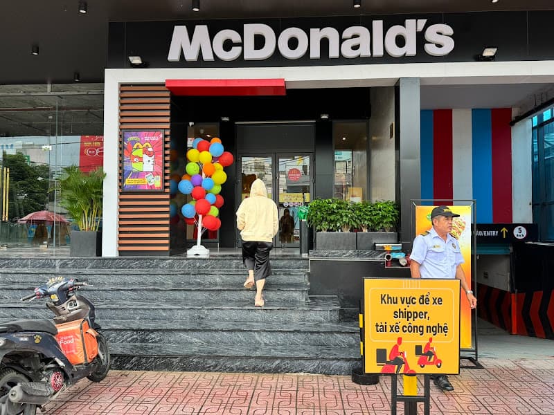 Hình ảnh McDonald's Cách Mạng Tháng 8 - 4