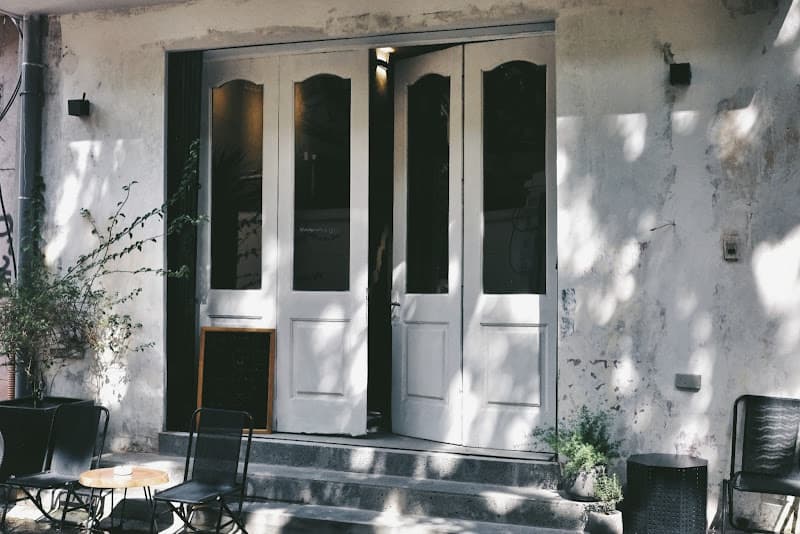 Ảnh bìa briefly on earth coffee