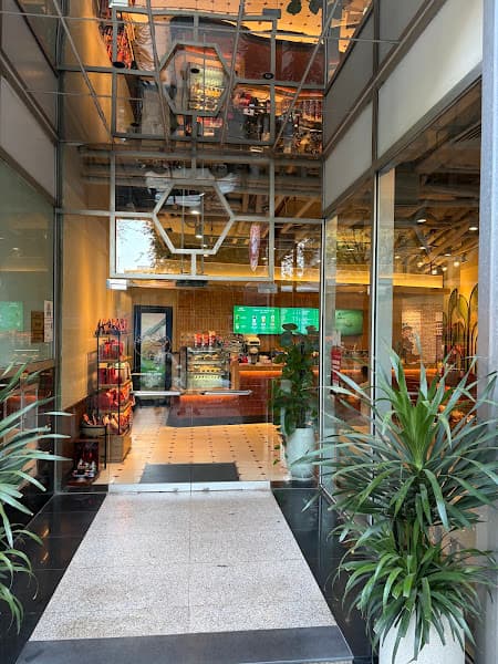 Ảnh bìa Highlands Coffee Saigon Trade