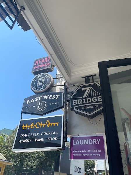 Ảnh bìa THE PURPLE LAUNDRY