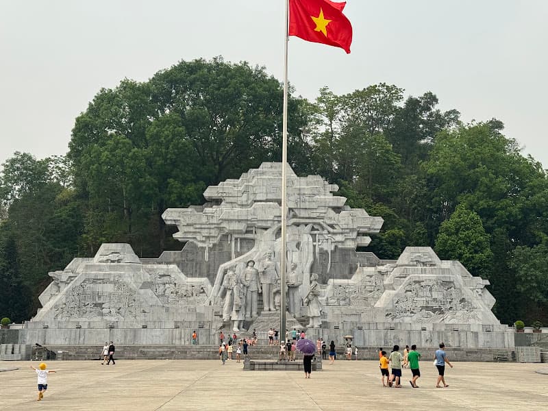 Ảnh bìa Quảng trường Nguyễn Tất Thành