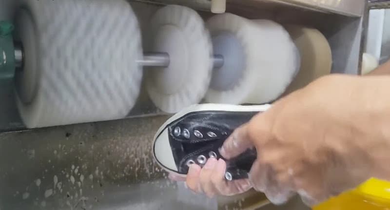 Hình ảnh Anh Giặt Giày - 6