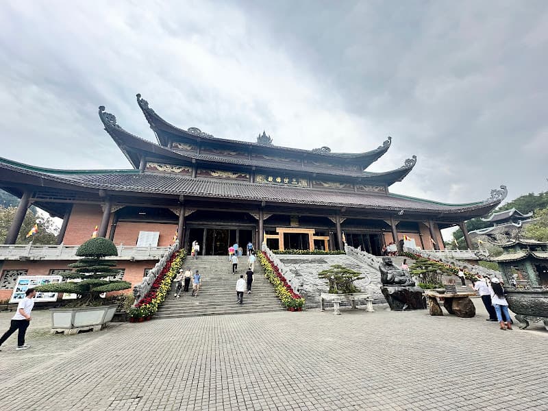 Ảnh bìa Tam Thế Phật Điện