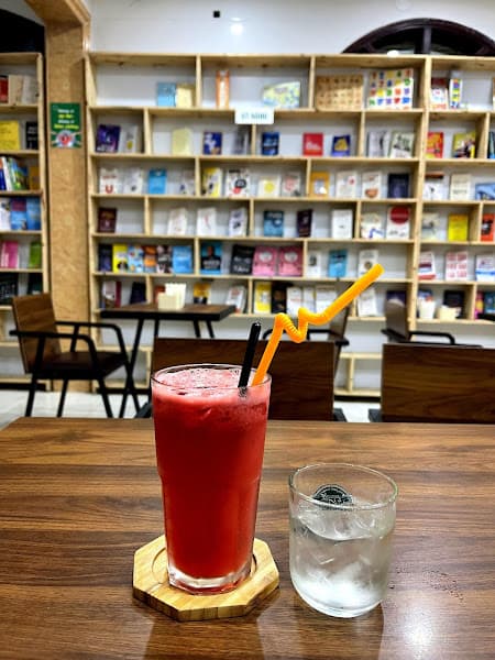 Hình ảnh Đông Tây Cafe Sách - 5