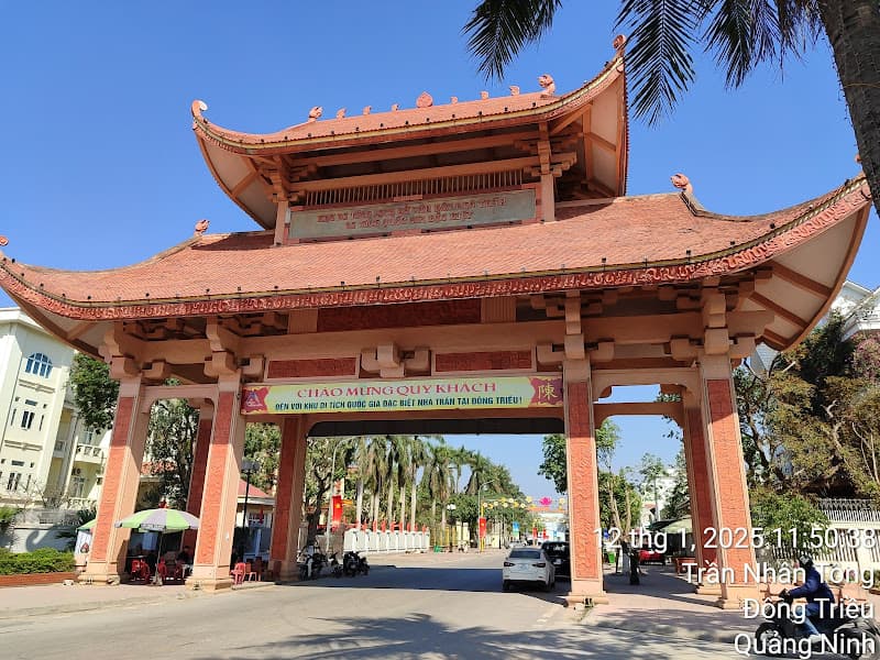 Cổng chào khu di tích nhà Trần