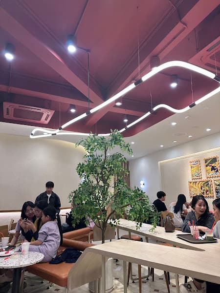 Hình ảnh Highlands Coffee Quang Yen Post Office QN - 3