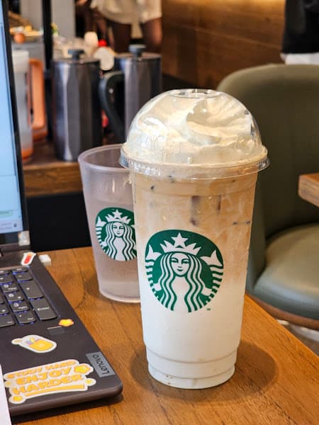 Hình ảnh Starbucks Duy Tân - 3