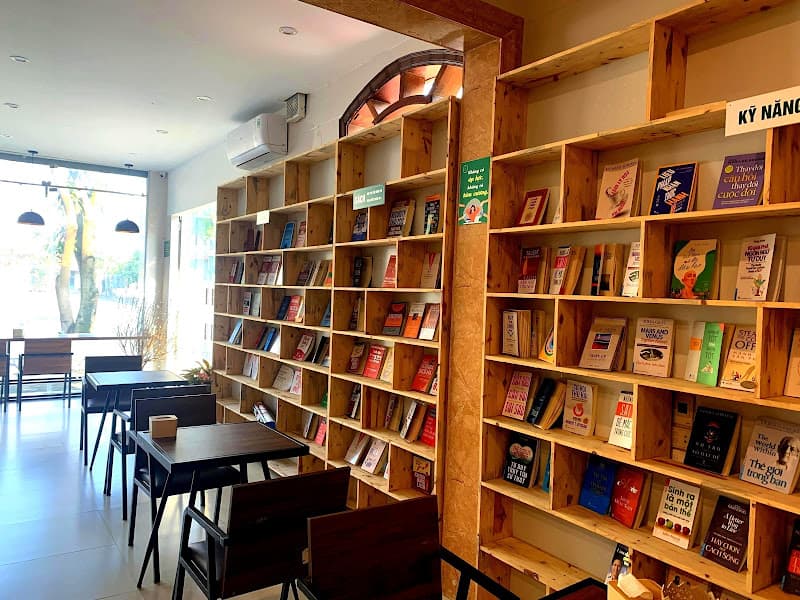 Hình ảnh Đông Tây Cafe Sách - 3