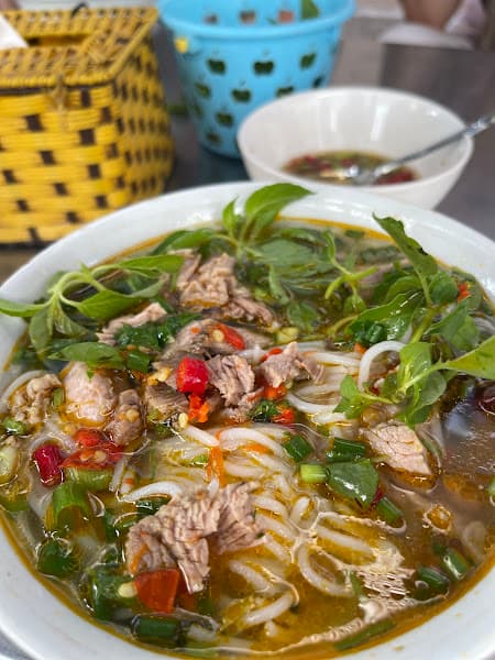 Bún Bò Huế Vỉa Hè Cô 10