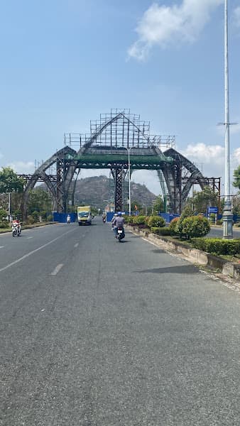 Hình ảnh Cổng chào Khu du lịch quốc gia Núi Sam - 3