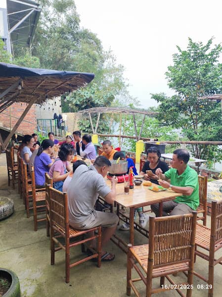 Ảnh bìa Quán ăn gia đình và cắm trại-BÊN SÔNG QUÁN