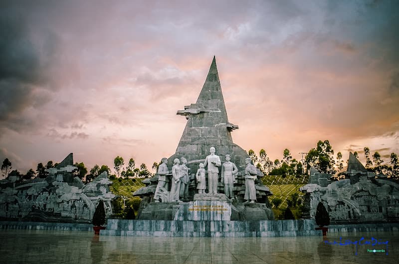 Tượng Đài Bác Hồ Với Các Dân Tộc Tỉnh Lai Châu