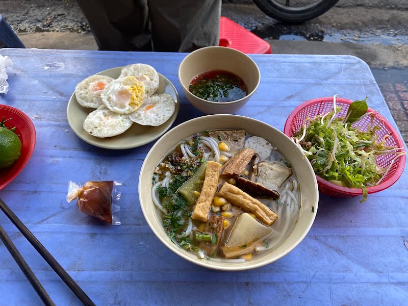 Bánh căn gần cảng cá Vĩnh Trường