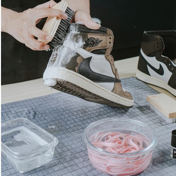 Hình ảnh Sneakers and Bags - Dịch vụ vệ sinh, sửa chữa giày dép và túi xách - 3