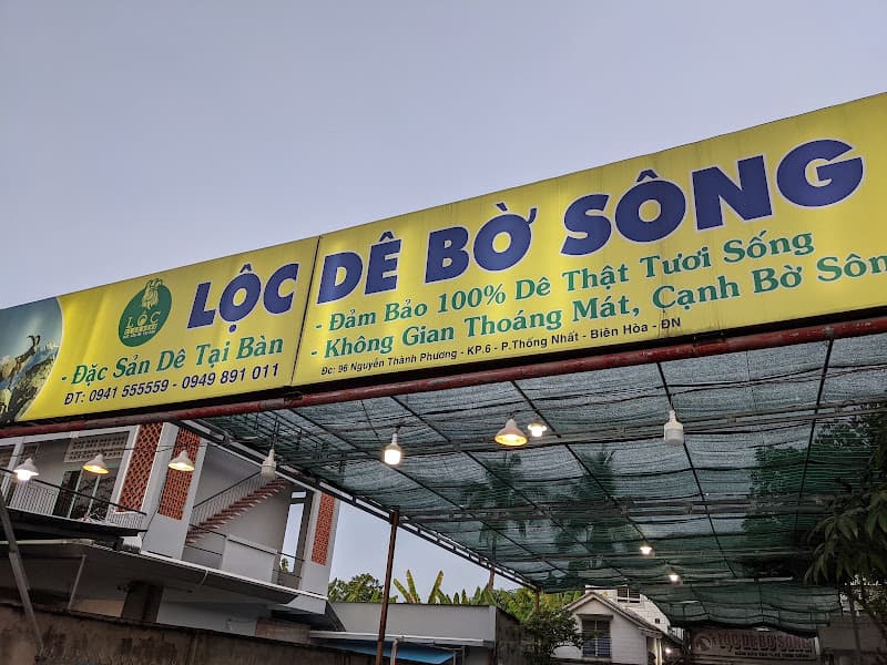 Quán Lộc dê bờ sông