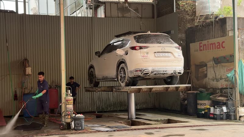 Bãi rửa xe. Trung tâm chăm sóc xe hơi Luckycar Điện Biên