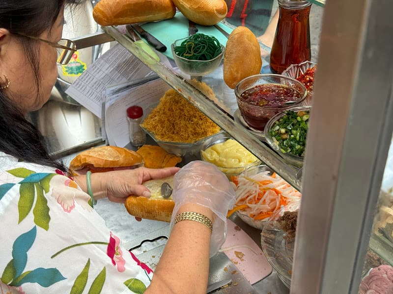 Hình ảnh Bánh mì Cô Sáu - 4