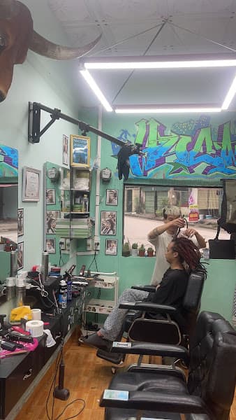 Hình ảnh HUCA Barber Shop & Billiards Hood - 4