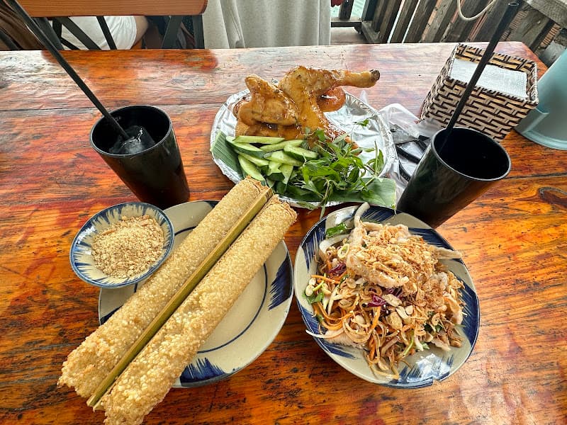 Hình ảnh Tiệm Gà Hạnh Phúc - Gà Nướng Cơm Lam & Lẩu Gà Lá é - 2