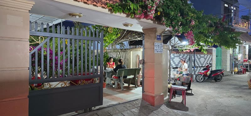 Quán Bánh căn( quán nhỏ địa phương)