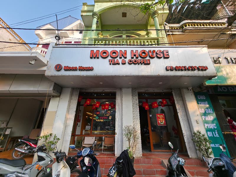 Ảnh bìa MOON HOUSE