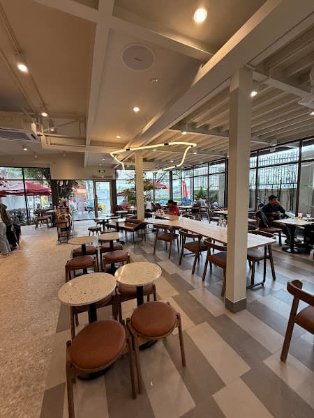 Hình ảnh HIGHLANDS COFFE BÙI VĂN HOÀ - 3