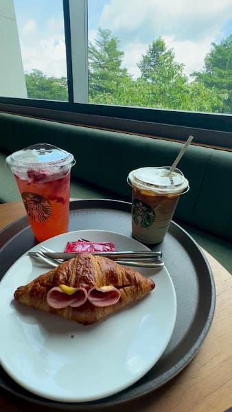 Hình ảnh Starbucks Urban Hill - 5