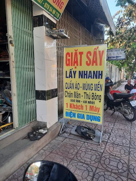 Hình ảnh Giặt ủi quần áo, chăn màn... - 2