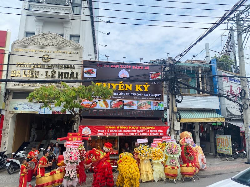 Bánh Mì Heo Quay Tuyền Ký - Biên Hoà