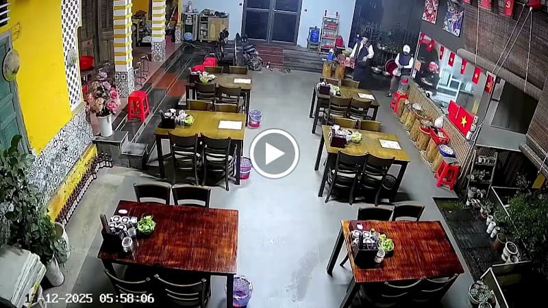 Hình ảnh Bún Bò Huế Chị Chị Em Em - 5