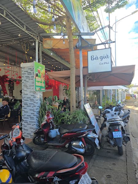 Hình ảnh Bánh xèo Phượng, Bà già cà phê - 2