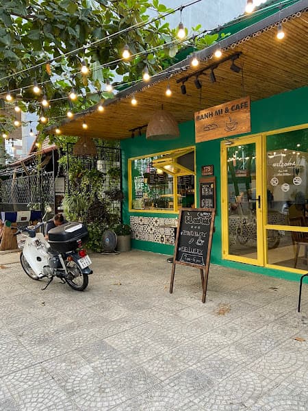 Ảnh bìa Ùmm Banh Mi & Cafe