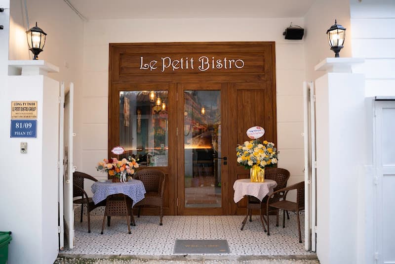 Le Petit Bistro