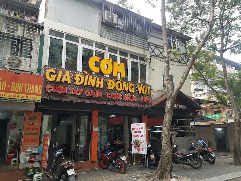 Cơm Gia Đình Đông Vui